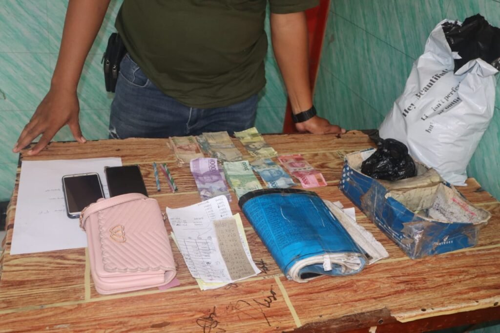 Barang bukti (BB) yang diamankan Polres Muna dari bandar judi togel berinisial RF.
