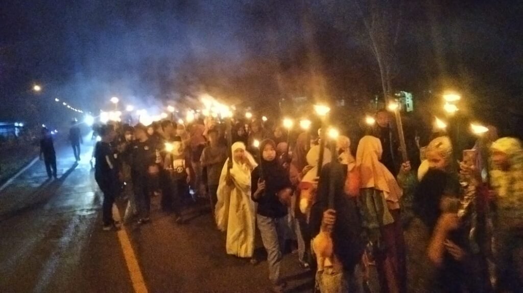 Ratusan warga Desa Simbune dan Desa Lalingato memeriahkan pawai obor di Kolaka Timur (Koltim), Sulawesi Tenggara (Sultra).