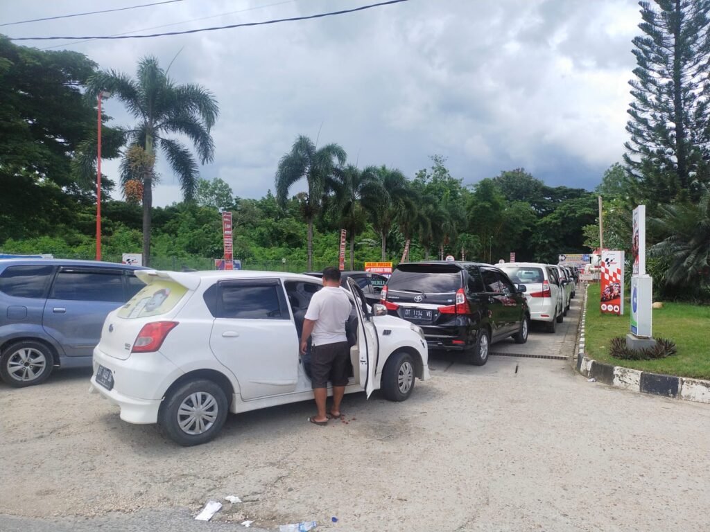 Antrean kendaraan di SPBU Tapak Kuda, Kota Kendari.