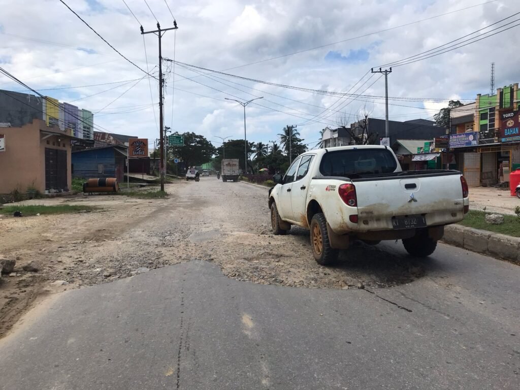 Jalan di depan Kantor Harian Berita Kota Kendari.