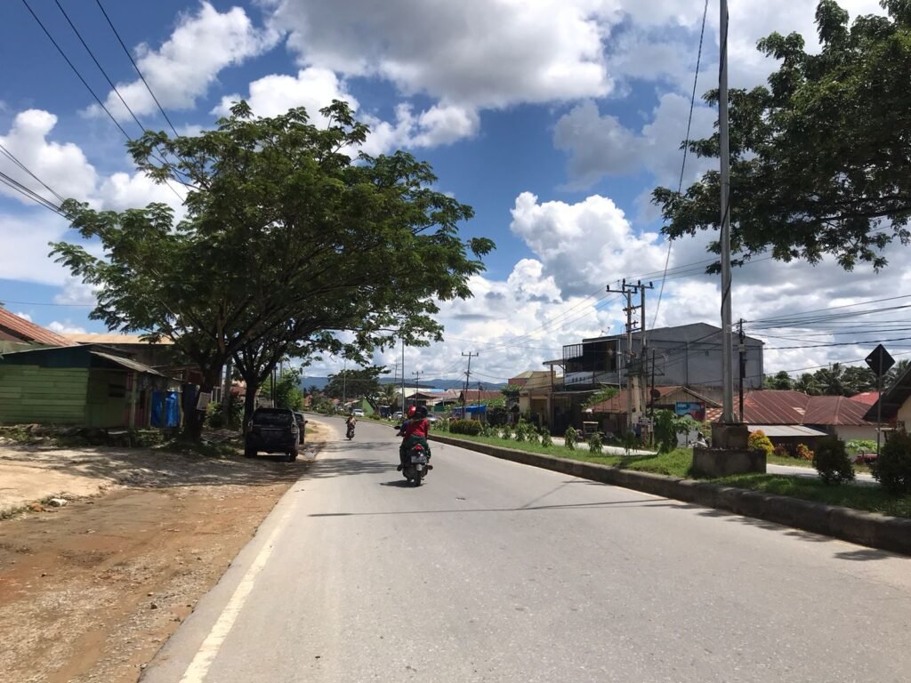 Jalan Brigjen Katamso, Kelurahan Baruga, Kecamatan Baruga, Kota Kendari atau jalan di depan SMAN 5 Kendari.