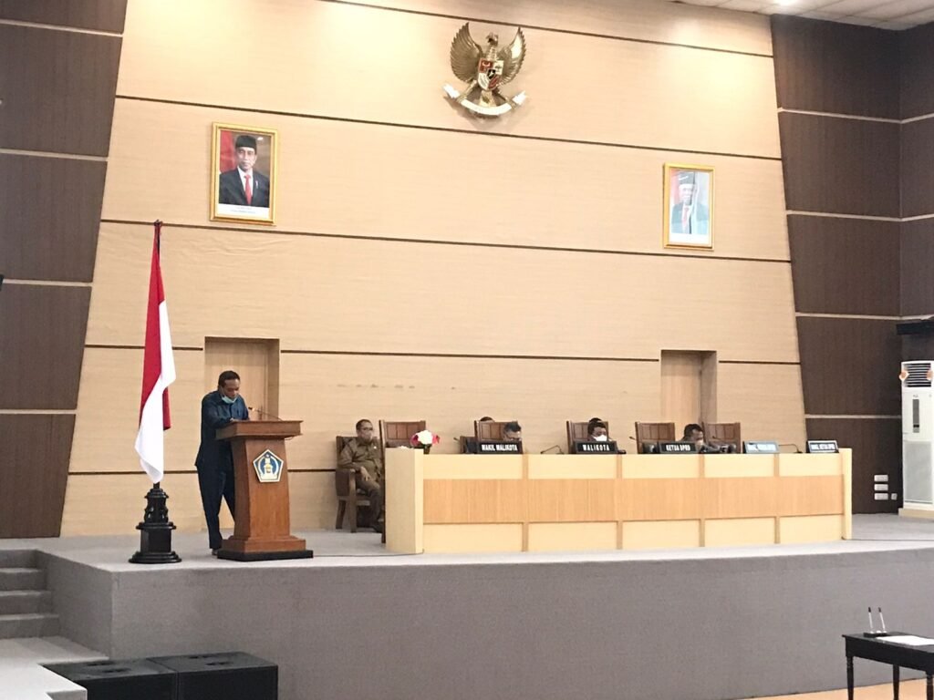 Rapat paripurna DRPD pembahasan Raperda tentang pemberian insentif dan kemudahan investasi di Kota Kendari.