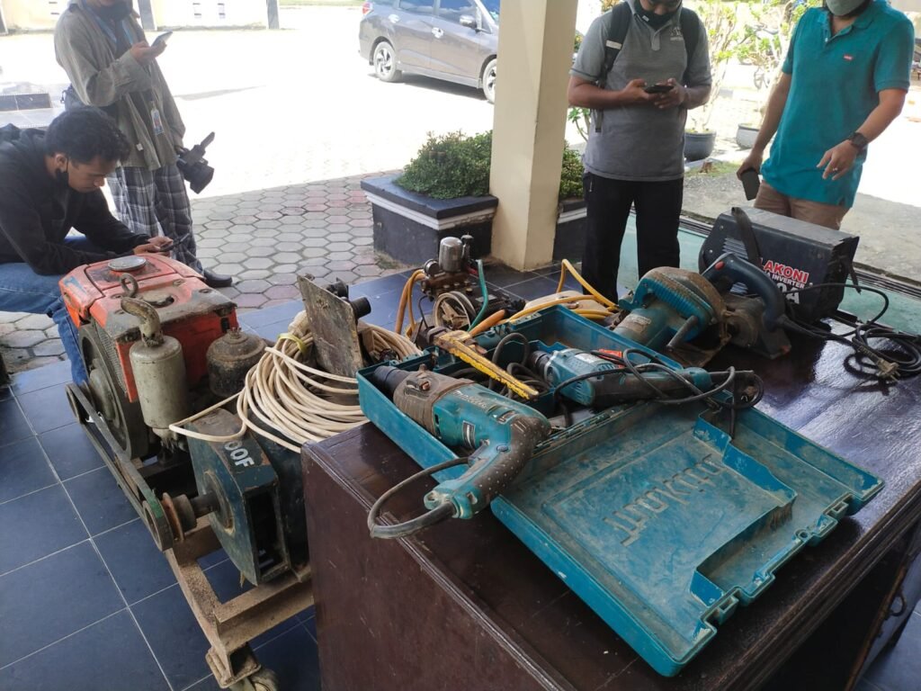 Barang bukti yang diamankan dari pelaku pembobolan serta pencurian Gudang Pertukangan di Jalan Wayong, Kelurahan Lepolepo, Kecamatan Baruga.