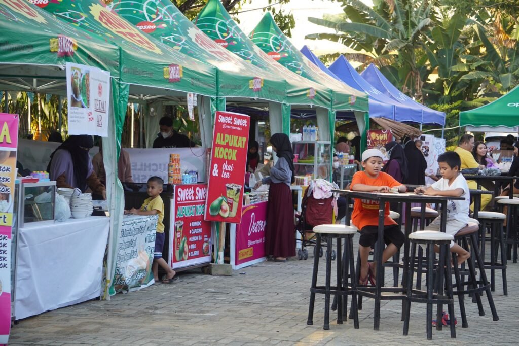 Pengunjung Bakul Ramadhan 2022 menunggu waktu berbuka puasa.