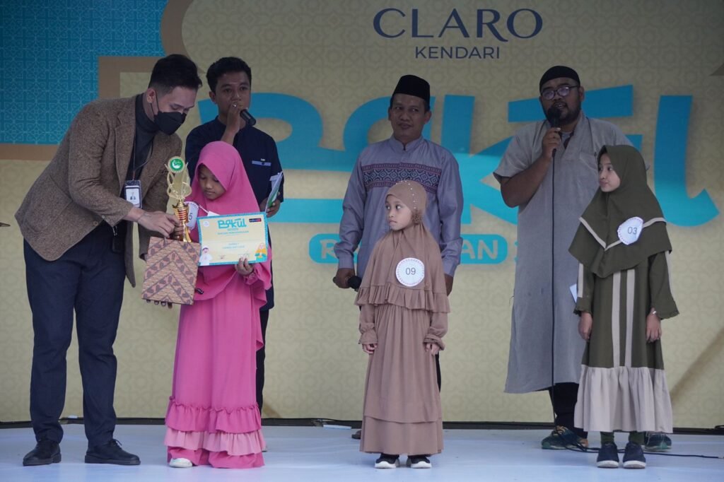 Penyerahan piala pemenang lomba dai cilik pada penyelenggaraan Bakul Ramadhan 2022 di Claro Hotel Kendari.