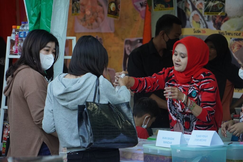 Transaksi antara pedagang dan pengunjung Bakul Ramadhan 2022 di Claro Hotel Kendari.