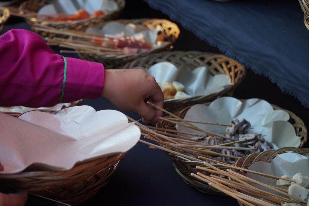 Penjual menjajakan dagangannya pada pengunjung Bakul Ramadhan 2022 di Claro Hotel Kendari.