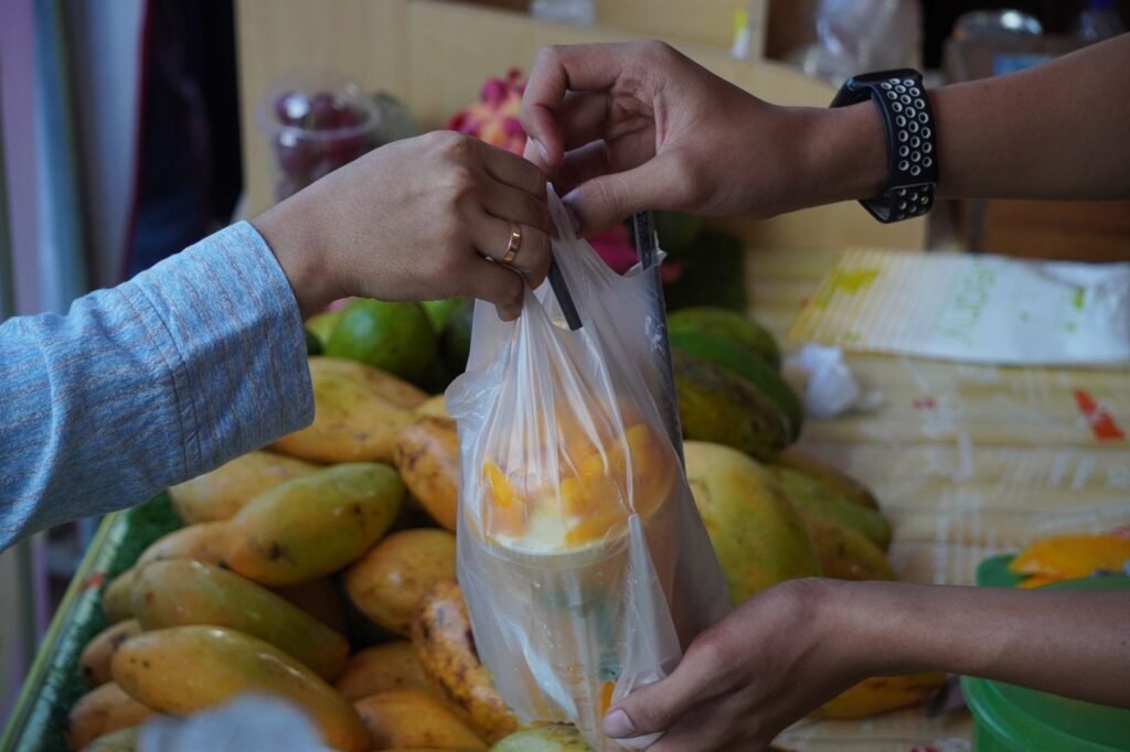 Transaksi antara pedagang dan pengunjung Bakul Ramadhan 2022 di Claro Hotel Kendari.