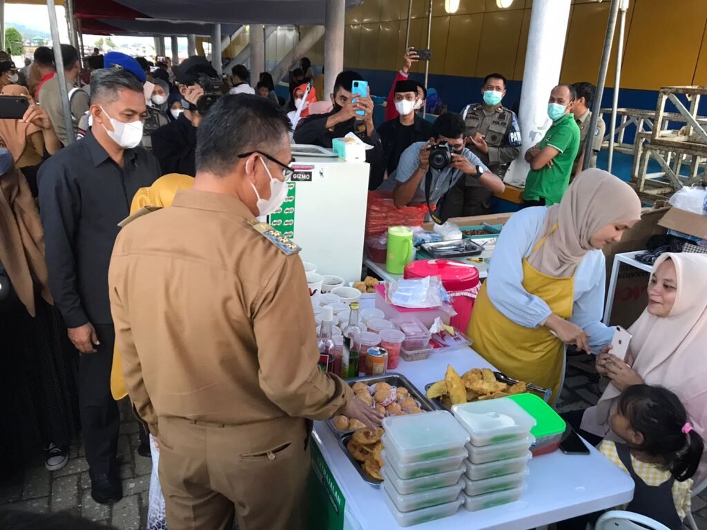 Wali Kota Sulkarnain Kadir menjajal jajanan pelaku UMKM pada Festival Ramadan 2022 di Anjungan Teluk Kendari.