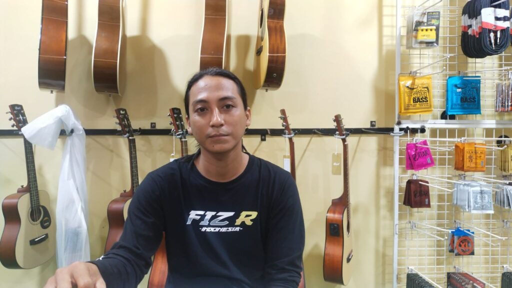 Pemilik Guitar Dreams, Agus Salim.