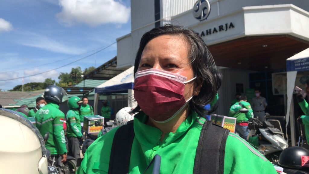 Pengemudi Grab wanita di Kendari, Anita.