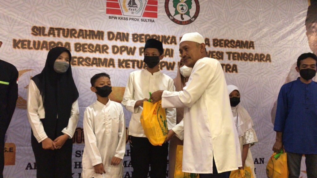 Dewan Pengurus Wilayah (DPW) Perkumpulan Anak Maros Indonesia (PAMAI) Sulawesi Tenggara (Sultra) menyerahkan santunan untuk anak yatim dan pondok pesantren (ponpes) di Kota Kendari.