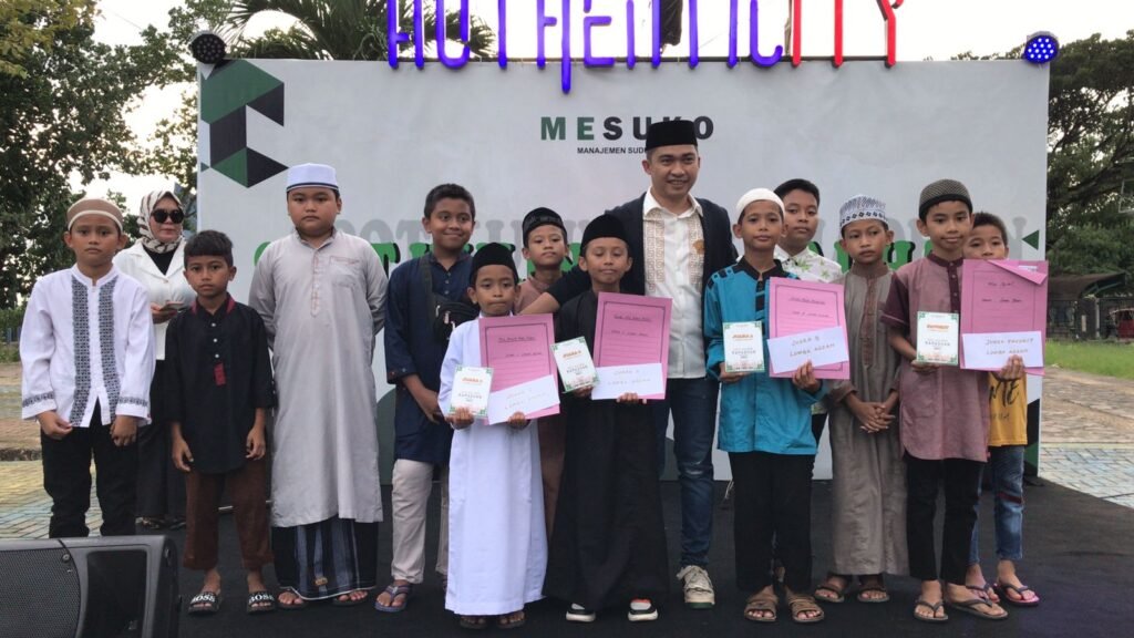 Pembina Mesuko Kendari, Syaifullah (tengah) dan peserta lomba di event Spot Kuliner Ramadhan 2022.