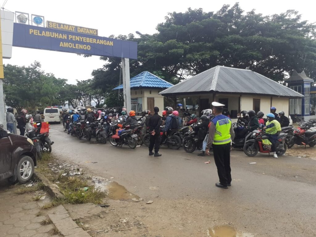 Satlantas Polres Konawe Selatan sedang menjaga arus mudik di Pelabuhan Amolengo.