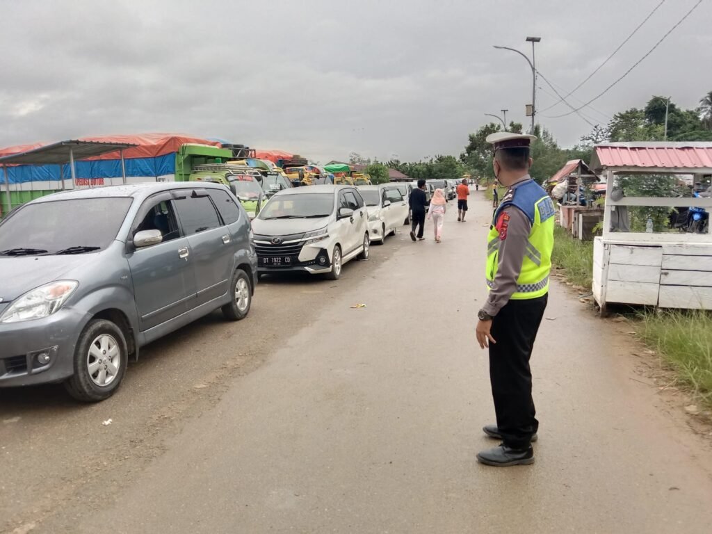 Antrean panjang kendaraan di Pelabuhan Amolengo.