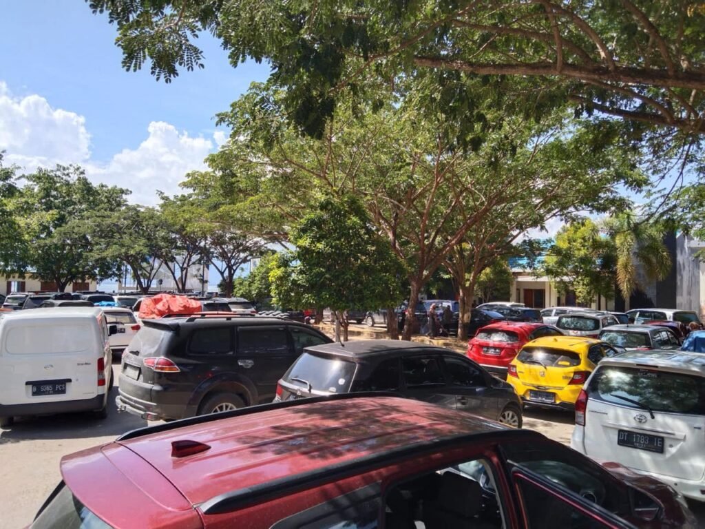 Antrean mobil pemudik di Pelabuhan penyebrangan Feri Amolengo - Labuan. 