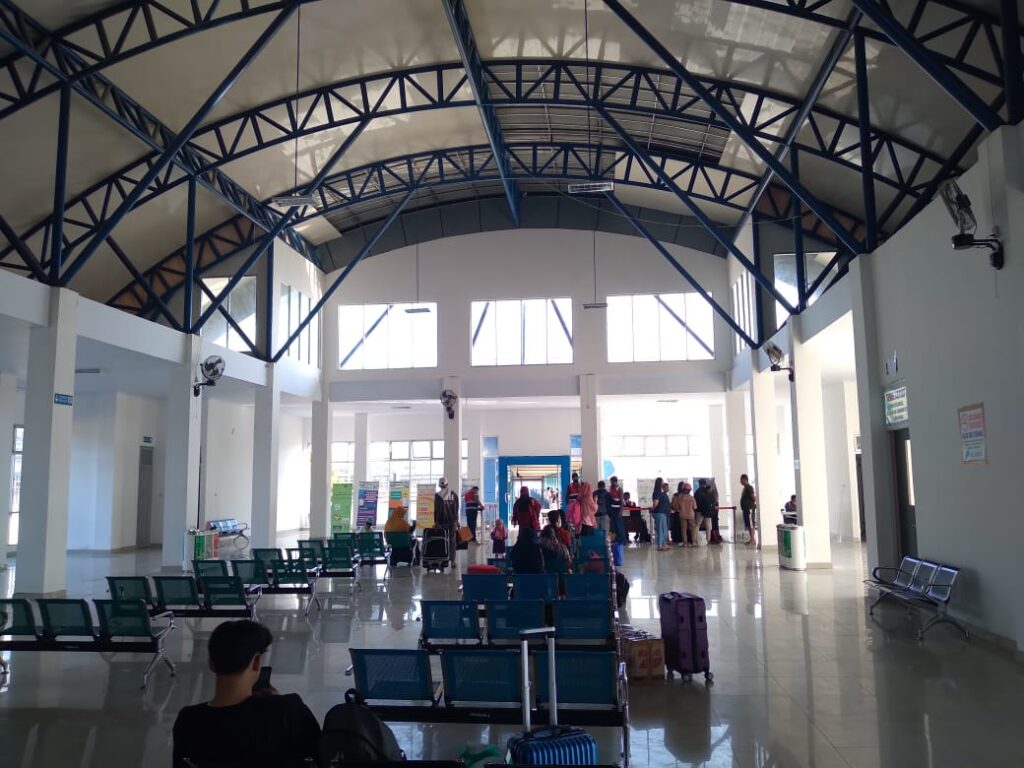 Suasana di dalam ruang tunggu Terminal Bungkutoko, Palabuhan Bungkutoko, Kota Kendari.
