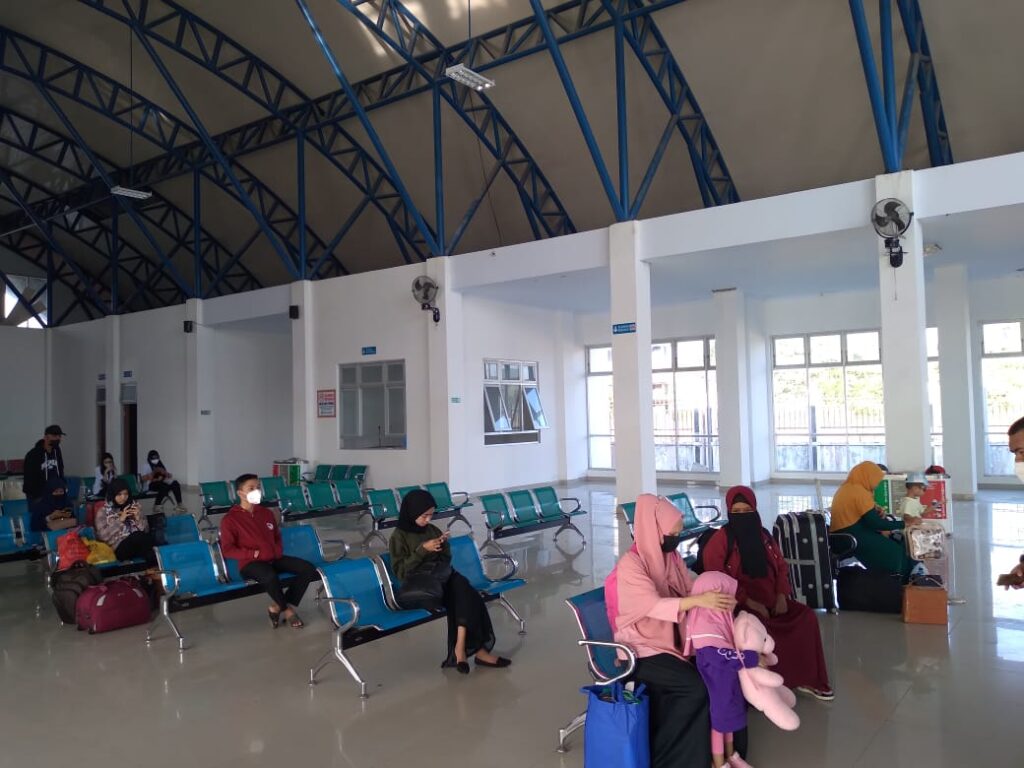 Suasana di dalam ruang tunggu Terminal Bungkutoko, Palabuhan Bungkutoko, Kota Kendari.