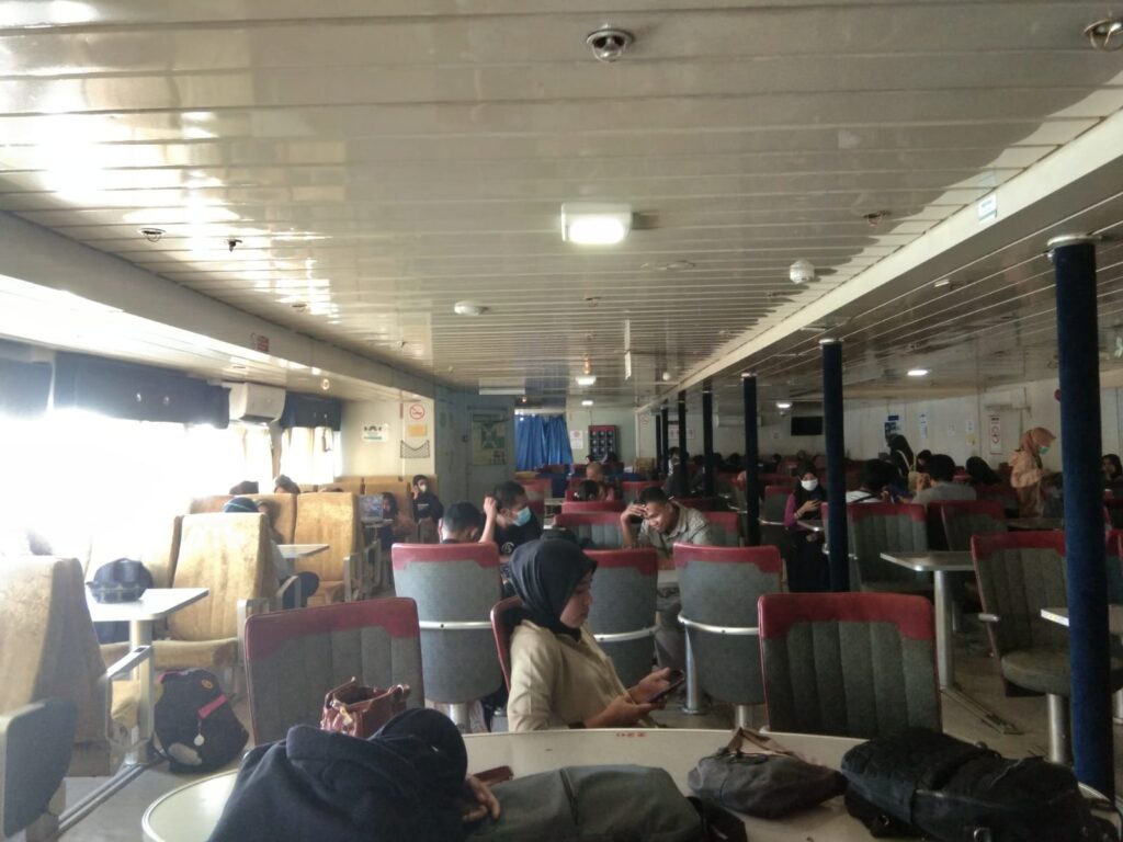 Suasana di dalam kapal Jetliner, di Pelabuhan Bungkutoko, Kota Kendari.