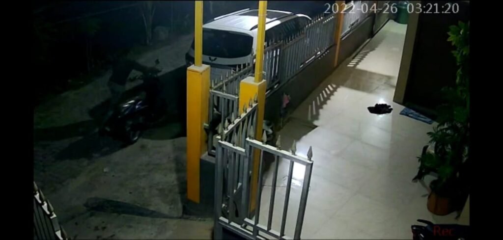 Terduga pelaku pencuri saat membawa lari motor milik mahasiswi UHO.
