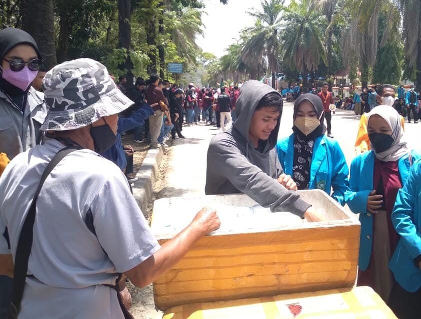 Demo 11 April, Dagangan Penjual Minuman Keliling di Kendari Laris Manis Demo 11 April, Dagangan Penjual Minuman Keliling di Kendari Laris Manis