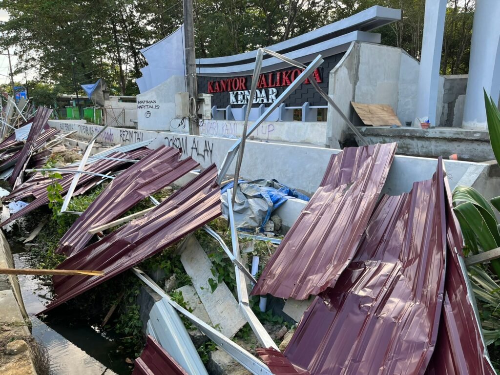 Pagar pembatas proyek kantor Wali Kota Kendari yang dirusak oleh demonstran.