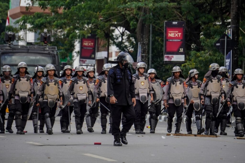 Aparat kepolisian mengamankan aksi unjuk rasa di sekitar Gedung DPRD Sultra.