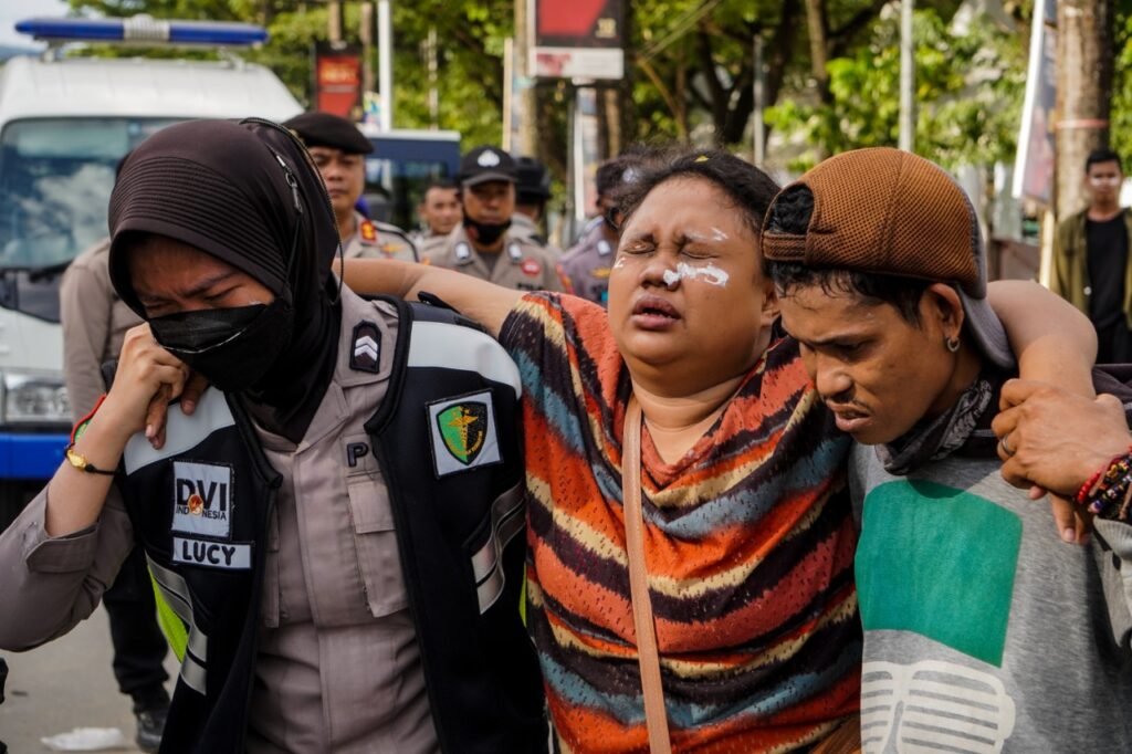 Seorang penjual di Kendari terkena gas air mata saat demonstrasi 11 April 2022.