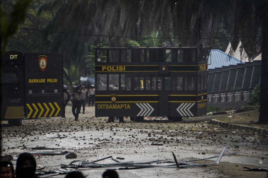 Bebatuan yang dilemparkan massa aksi di Kendari.