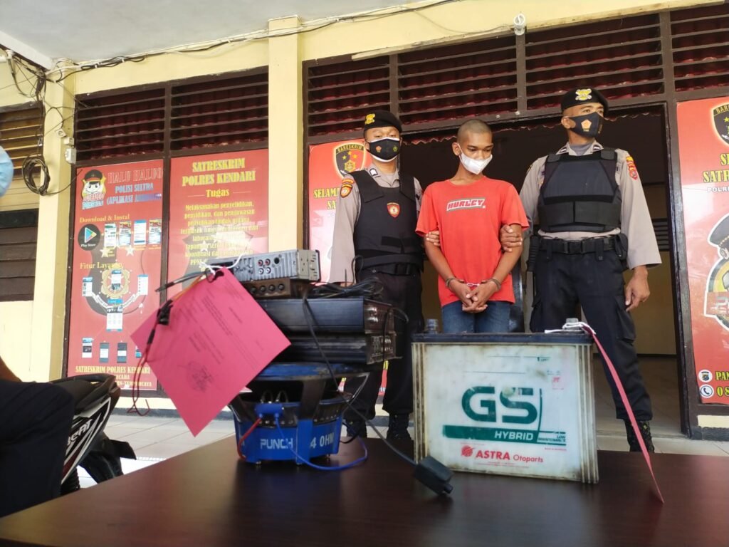 Pelaku dan Barang Bukti saat diamankan di Polresta Kendari.