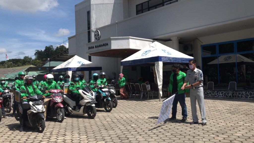 Pelepasan Grab Indonesia cabang Kendari untuk menyalurkan 37 paket sembako dari PT Jasa Raharja Sultra kepada masyarakat.