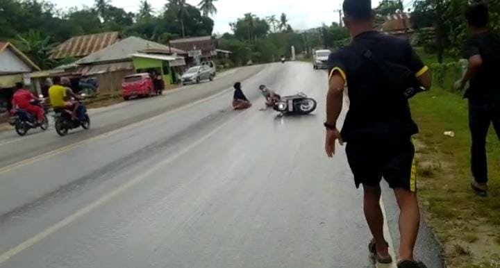 Salah satu pengendara sepeda motor terjatuh karena tumpahan solar di Kendari.