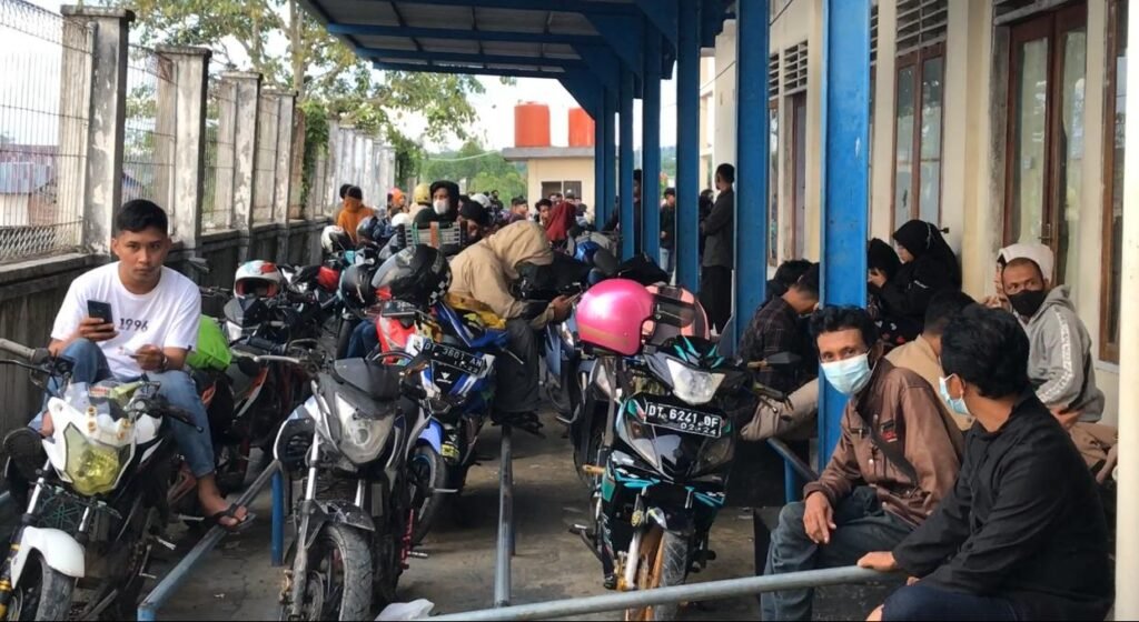 Antrean motor pemudik di Pelabuhan Amolengo - Labuan.