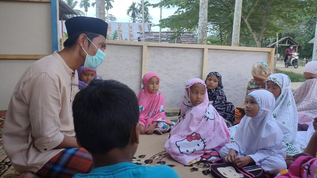 Ipda La Ode Rahafa saat mengajar anak-anak mengaji di LPA yang dibangunnya bersama istri.