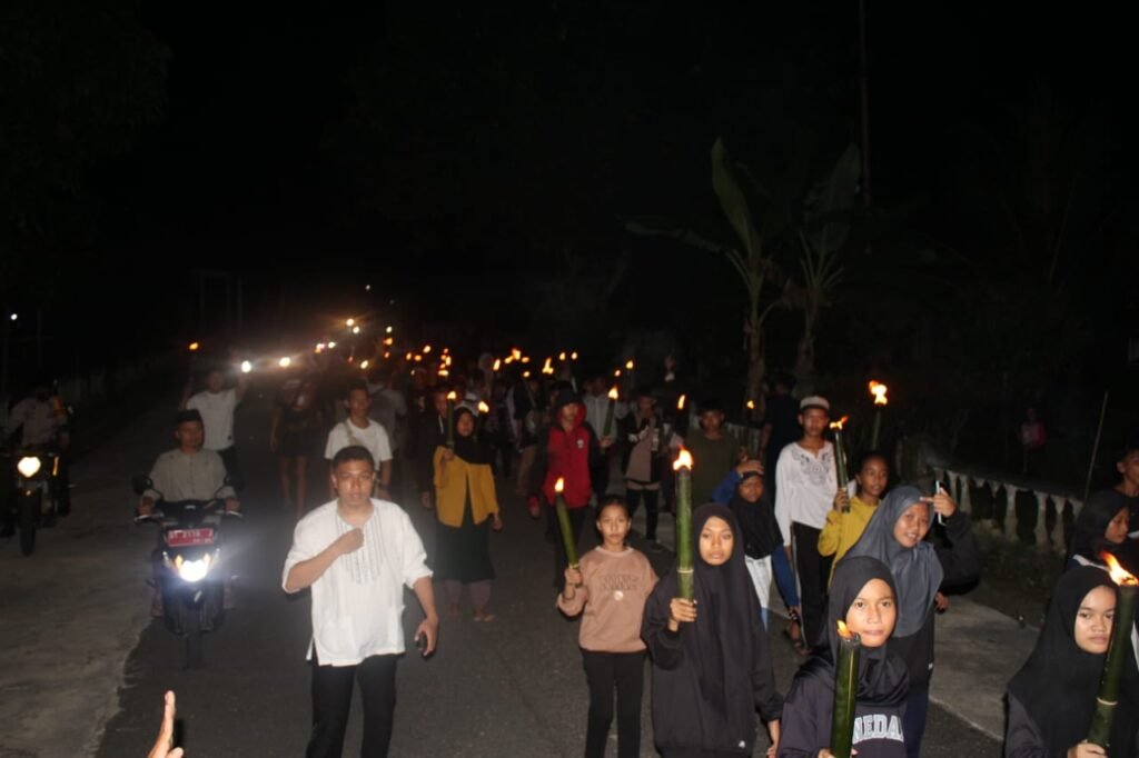 Pawai obor dan takbir keliling remas Desa Tiwu, Kolut.