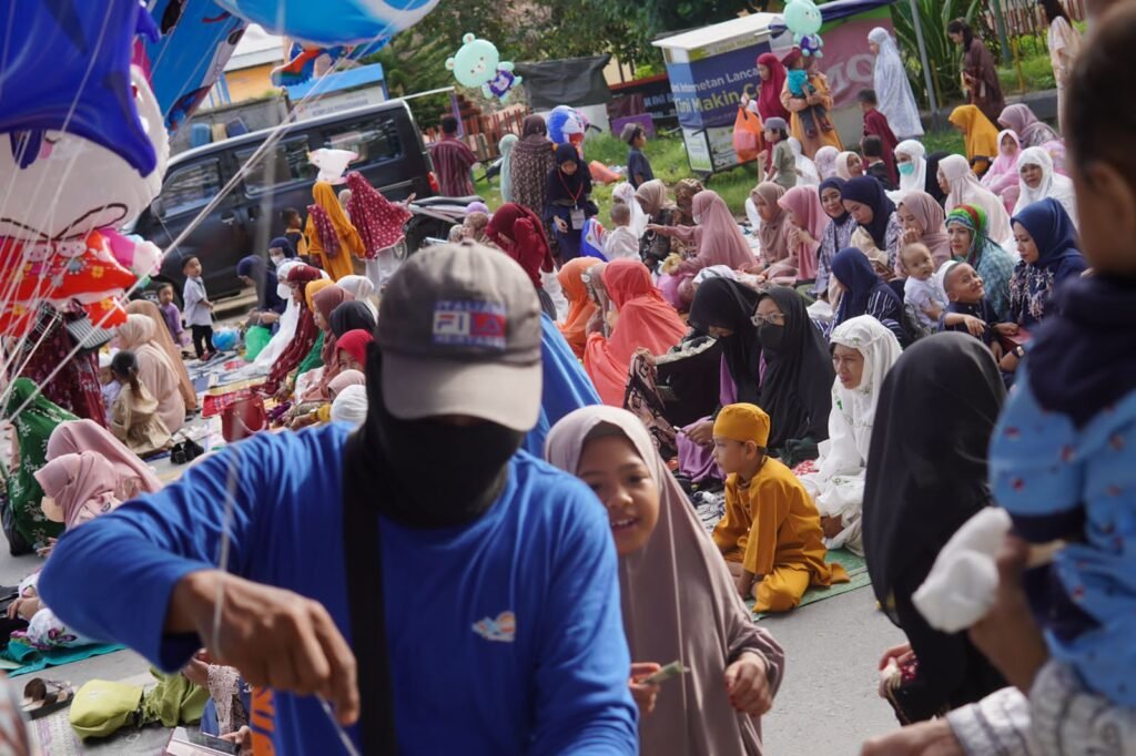 Salah seorang pedagang yang berjualan di sekitar Masjid Al-Akbar Kelurahan Punggaloba, Kota Kendari.