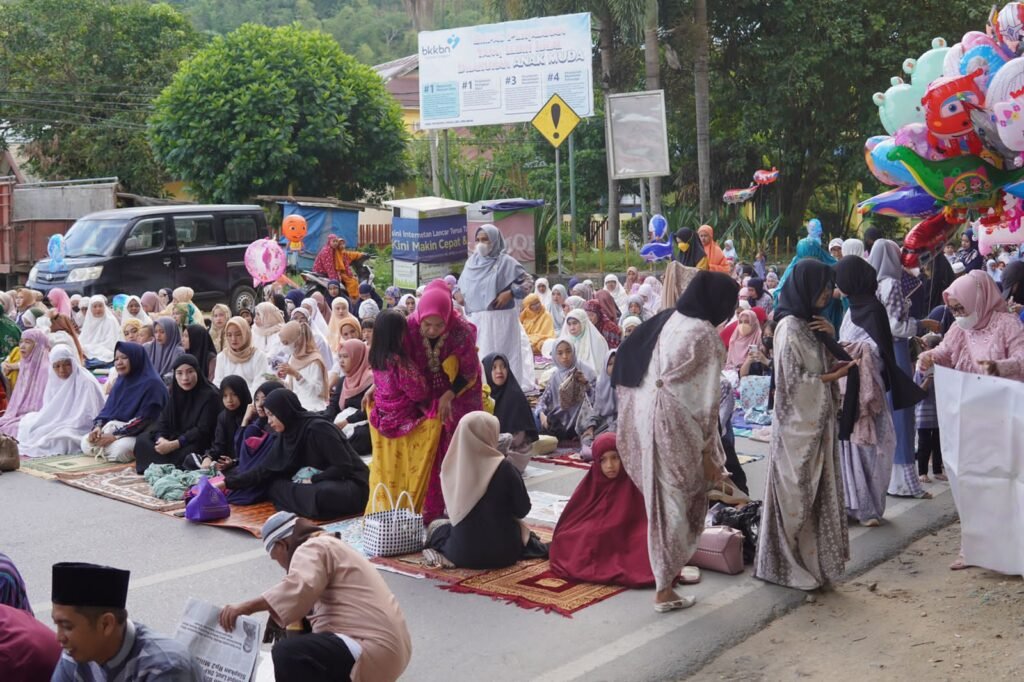 Masyarakat melaksanakan salat Idulfitri 1443 H di Masjid Al-Akbar Kelurahan Punggaloba, Kota Kendari.