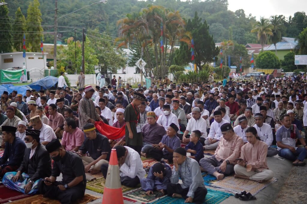 Antusiasme masyarakat melaksanakan salat Idulfitri 1443 H di Kelurahan Punggaloba, Kota Kendari.