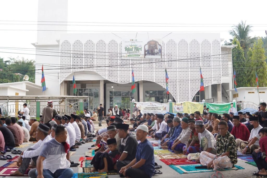 Masyarakat melaksanakan salat Idulfitri 1443 H di Kelurahan Punggaloba, Kota Kendari.