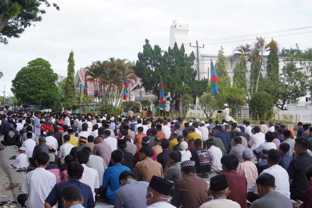 Masyarakat melaksanakan salat Idulfitri 1443 H di Kelurahan Punggaloba, Kota Kendari hingga menggunakan pelataran masjid sebagai tempat sujud.