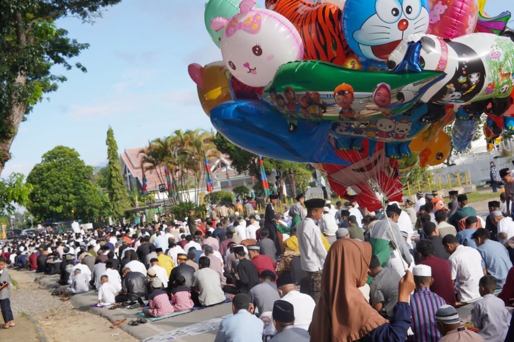 Pedagang memanfaatkan keramaian dengan berjualan di sekitar Masjid Al-Akbar Kelurahan Punggaloba, Kota Kendari.