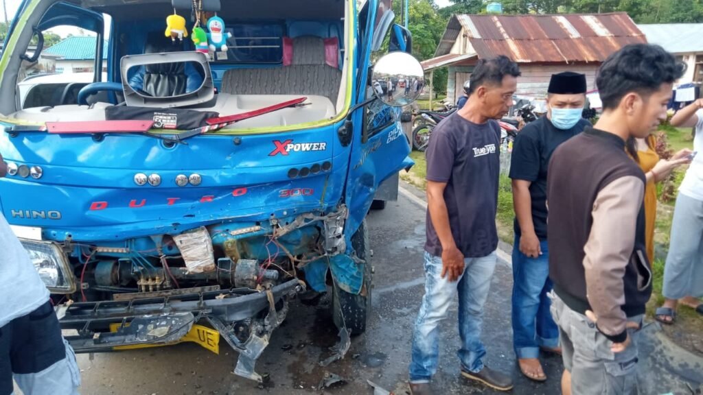 Kondisi mobil tangki usai tabrakan dengan mobil Daihatsu Terios di Desa Anggalomoare, Kabupaten Konawe.