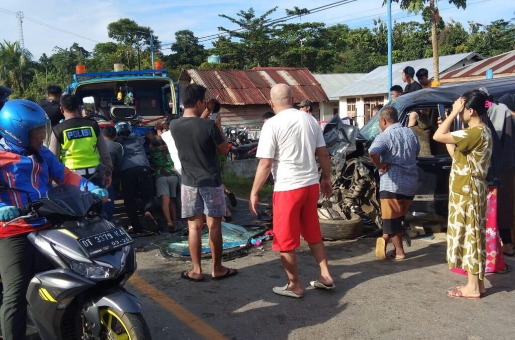 Kondisi mobil tangki Hino Dutro dan mobil Daihatsu Terios usai tabrakan di Desa Anggalomoare, Kecamatan Anggalomoare, Kabupaten Konawe