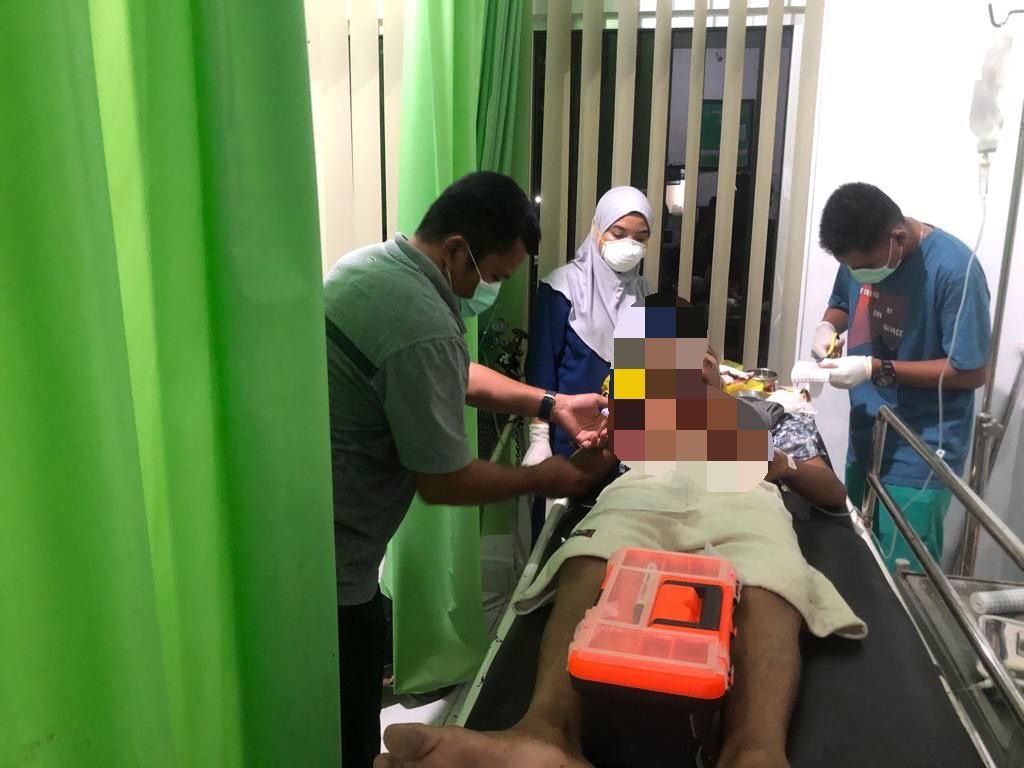 Kondisi pengendara motor, Karno yang tabrakan dengan mobil KIA di Kendari.