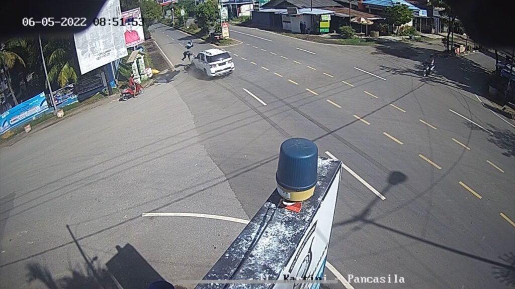 Detik-detik mobil Fortuner menabrak pengendara motor Revo di Kolaka. 