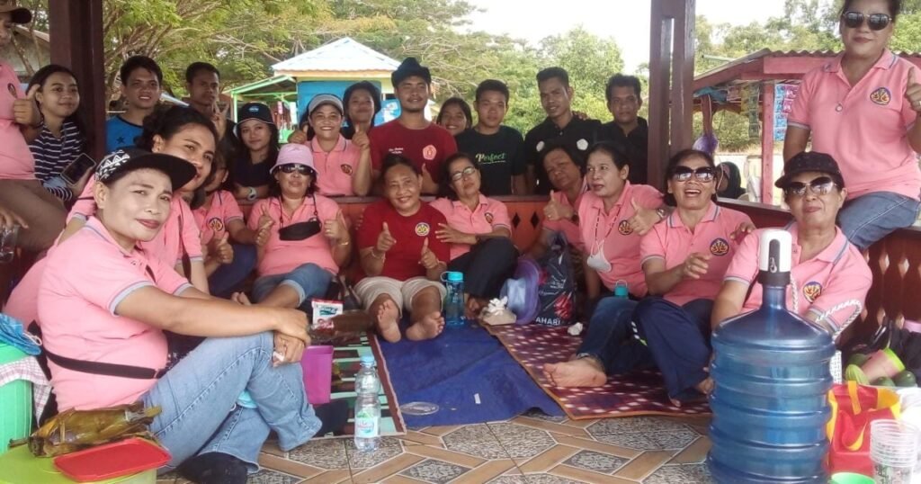 Ormas Wanita Katolik RI DPD Sultra melakukan aksi bersih-bersih di Pantai Nambo.