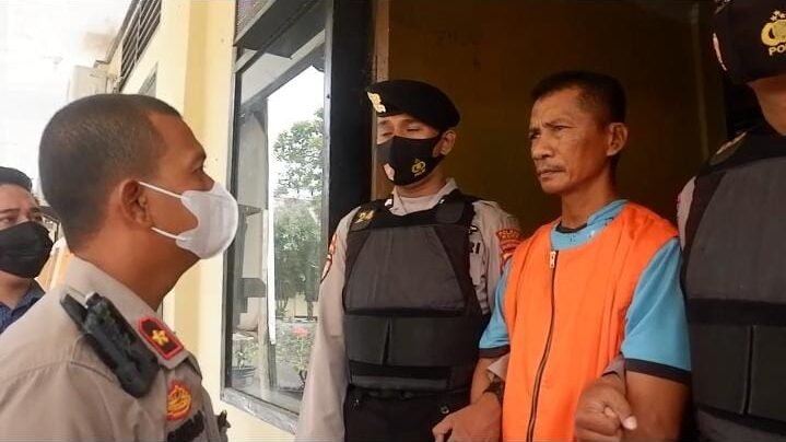 Wakapolres Muna, Kompol Anggi Anpoliki Putra Siahaan saat menginterogasi pelaku pencabulan anak di bawah umur.