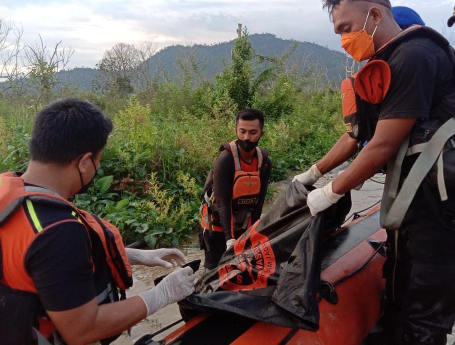Tim SAR Gabungan saat mengevakuasi korban yang diterkam buaya di Kolaka Timur.