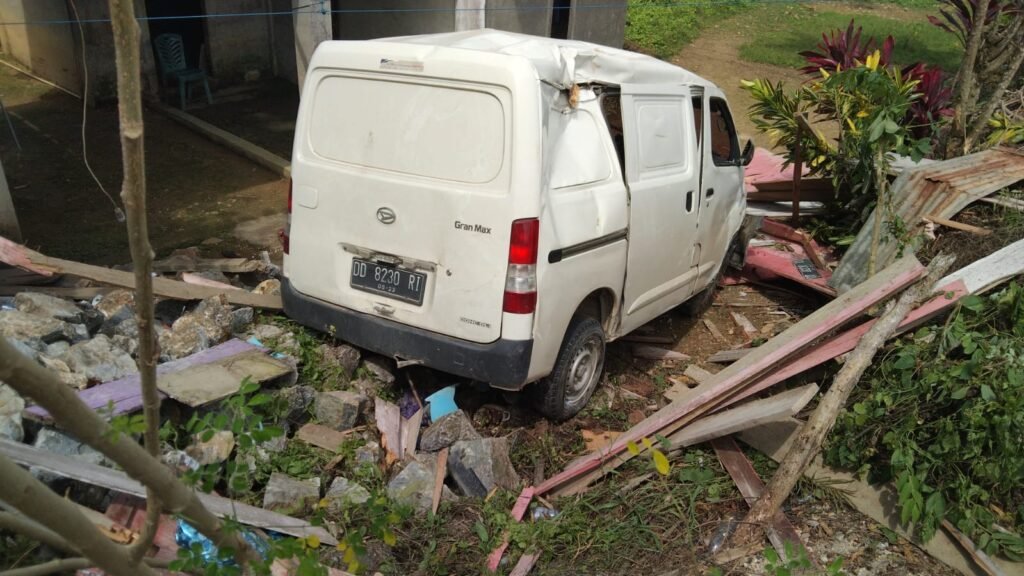 Kondisi mobil usai menabrak rumah warga di Kendari.