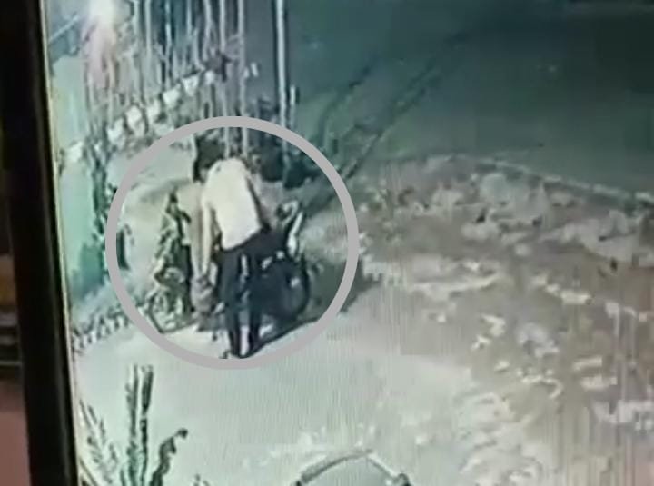 Pelaku pencurian di Kendari membawa tabung gas menggunakan sepeda motor.